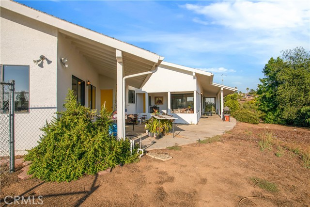 711 Tumble Creek Lane, Fallbrook CA: https://media.crmls.org/medias/397eef25-1dbd-43c7-95a1-46de53219af1.jpg