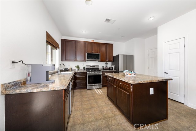 5534 Hartness Court, Fontana CA: https://media.crmls.org/medias/397fd2d1-d437-4328-8961-293583bc3969.jpg