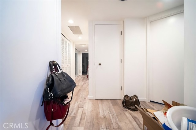 Detail Gallery Image 10 of 22 For 222 Monterey Rd #206,  Glendale,  CA 91206 - 3 Beds | 3 Baths