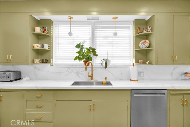 929 E Marshall Place, Long Beach CA: https://media.crmls.org/medias/39808924-d857-4069-b748-dcc0f180d3c9.jpg