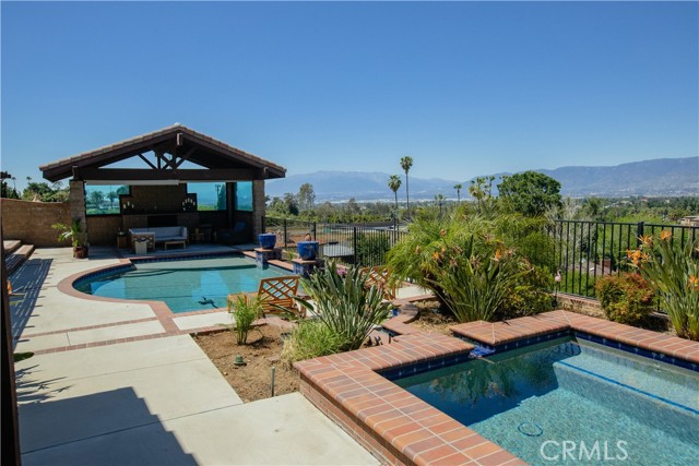 Detail Gallery Image 4 of 73 For 1323 Crestview Rd, Redlands,  CA 92374 - 3 Beds | 3/1 Baths