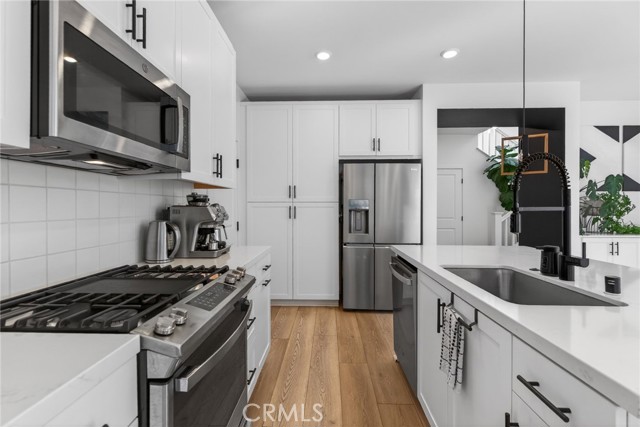 Detail Gallery Image 8 of 66 For 4059 Pomelo Dr, Corona,  CA 92883 - 4 Beds | 3 Baths