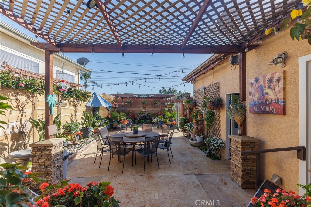 https://media.crmls.org/medias/39853f5d-3acd-4c6b-8172-916d0adec8aa.jpg?preset=X-Large