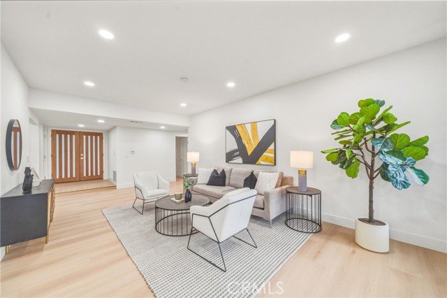 Detail Gallery Image 4 of 59 For 15335 Seine Cir, Irvine,  CA 92604 - 6 Beds | 4 Baths