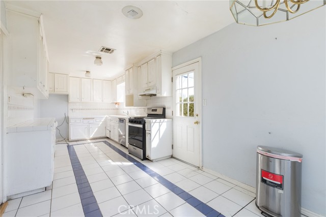 Detail Gallery Image 11 of 48 For 17149 Donmetz, Granada Hills,  CA 91344 - 4 Beds | 2 Baths