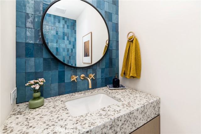 68 E F Street, Encinitas CA: https://media.crmls.org/medias/3989da8f-2f6d-46b5-82a6-d80a3ecbee09.jpg
