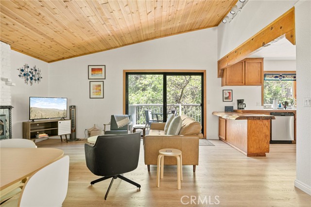 Detail Gallery Image 4 of 31 For 1080 Chateau Dr, Crestline,  CA 92325 - 3 Beds | 2/1 Baths