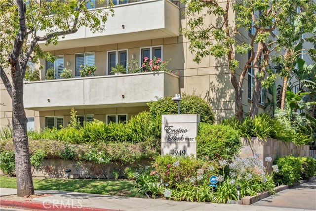 4949 Genesta Avenue, Encino CA: https://media.crmls.org/medias/398df8cd-bed2-4da6-8071-b8ab6e2175a7.jpg