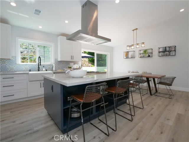 Oversized Kitchen w/ Lots of Storage