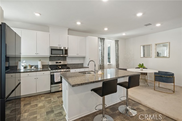 Detail Gallery Image 7 of 36 For 5604 Altamura Way #10,  Fontana,  CA 92336 - 4 Beds | 3 Baths