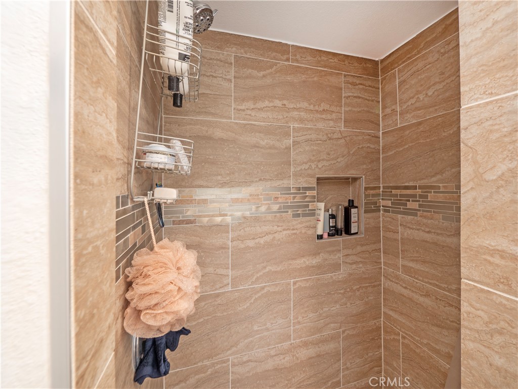 https://media.crmls.org/medias/3992c17f-3072-485f-a975-ac9a79b80cfe.jpg?preset=X-Large