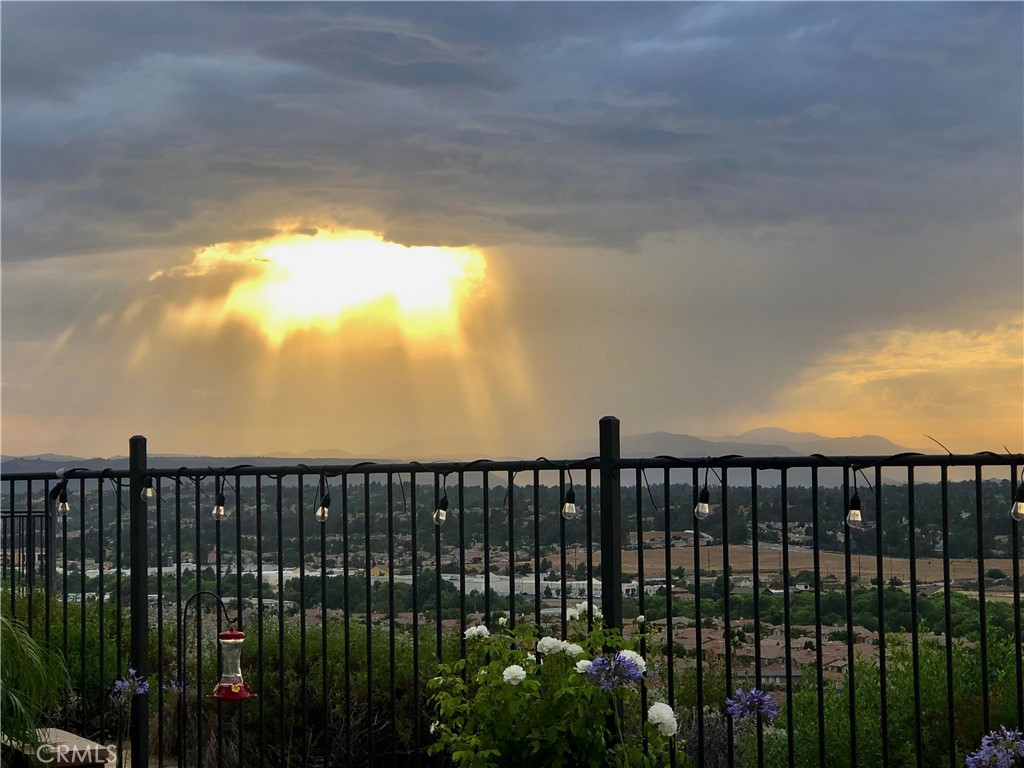 https://media.crmls.org/medias/3992ca5d-1800-4e97-80dc-253ed3951d29.jpg?preset=X-Large