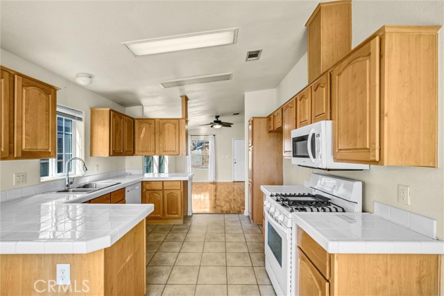Detail Gallery Image 13 of 29 For 2424 Sunset Ridge Dr., Rosamond,  CA 93560 - 3 Beds | 2 Baths