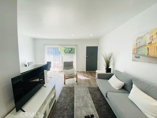 Detail Gallery Image 4 of 12 For 11422 Iowa Ave #9,  Los Angeles,  CA 90025 - 2 Beds | 2 Baths