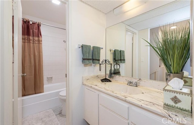 Detail Gallery Image 20 of 27 For 7301 Lennox Ave #D10,  Van Nuys,  CA 91405 - 2 Beds | 1/1 Baths