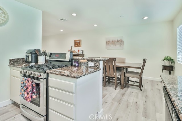 Detail Gallery Image 14 of 39 For 19545 Sherman Way #80,  Reseda,  CA 91335 - 2 Beds | 2 Baths