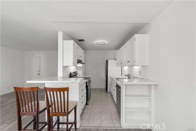 Image 23 of 28 For 5349 Newcastle Avenue 18