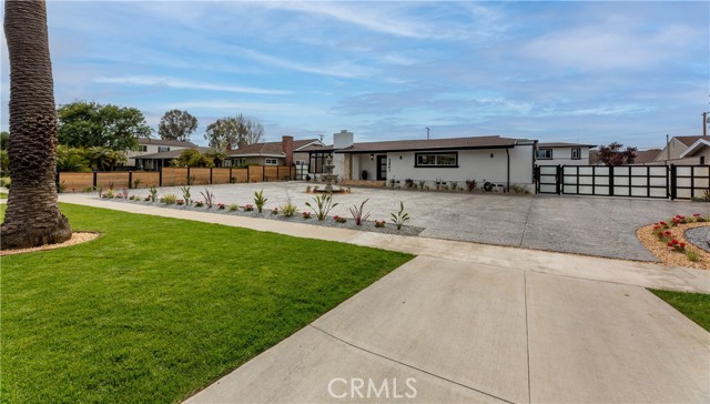 Detail Gallery Image 7 of 75 For 3841 Pacific Ave, Long Beach,  CA 90807 - 5 Beds | 5 Baths