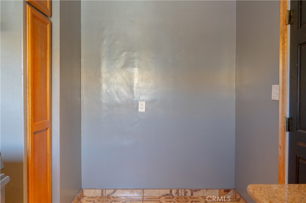https://media.crmls.org/medias/3999b8d3-3cb6-44de-8e62-d63f2656c7d6.jpg?preset=X-Large