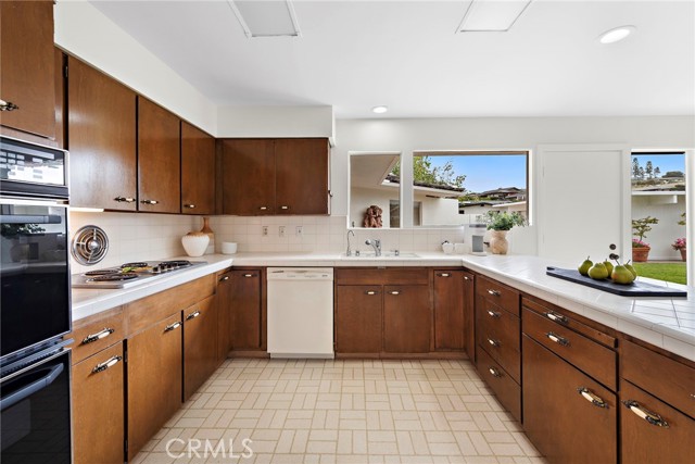 Detail Gallery Image 20 of 61 For 2519 Harbor View Dr, Corona Del Mar,  CA 92625 - 4 Beds | 2/1 Baths