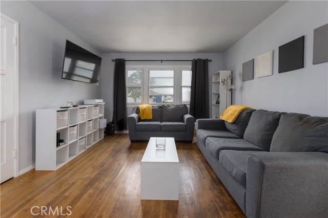 10314 S Wilton Place, Los Angeles CA: https://media.crmls.org/medias/39a05cf4-bdd2-4ee1-bdb9-c88ce1692f18.jpg