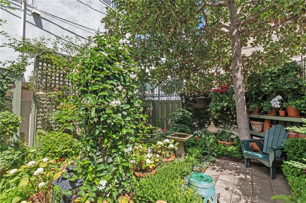 https://media.crmls.org/medias/39a0971e-f945-4dad-bfbc-9884ceca41b4.jpg?preset=X-Large