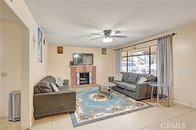 260 E Whittier Avenue, Hemet CA: https://media.crmls.org/medias/39a0df85-6ffe-4a92-bcc0-84669cbfe9be.jpg