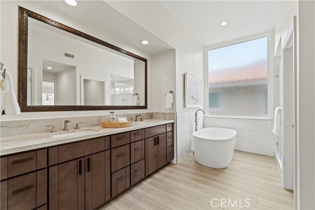 16 Harrisburg, Irvine CA: https://media.crmls.org/medias/39a16cbf-d25f-4662-861e-911ecaec35c7.jpg