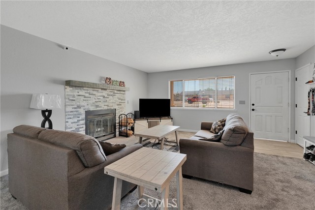 18064 Cajon Street, Hesperia CA: https://media.crmls.org/medias/39a3abbf-7b80-438f-8285-7739e8fa8de2.jpg