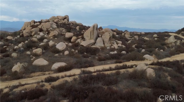 1 La Barranca Rd, Perris CA: https://media.crmls.org/medias/39a62937-4df5-4942-83df-e37b57563d00.jpg
