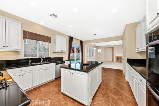 Detail Gallery Image 13 of 45 For 44224 Raven Ln, Lancaster,  CA 93536 - 4 Beds | 3 Baths