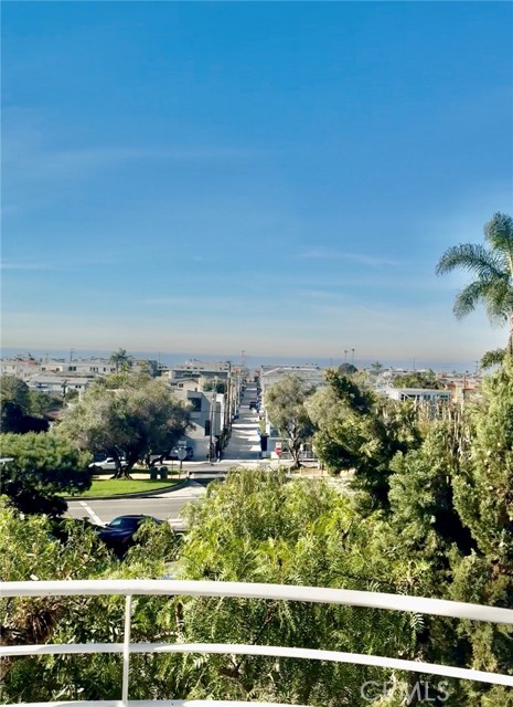 Detail Gallery Image 3 of 44 For 621 6th, Manhattan Beach,  CA 90266 - 3 Beds | 3/1 Baths