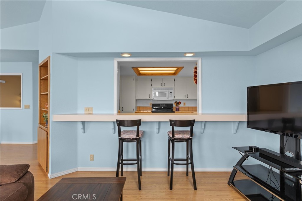 https://media.crmls.org/medias/39ae7a2f-cb09-4d3d-ac9c-36b07181b080.jpg?preset=X-Large