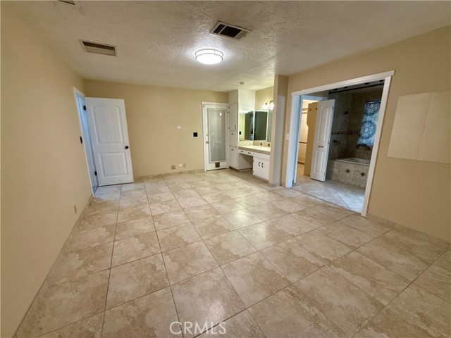 14705 Mandan Road, Apple Valley CA: https://media.crmls.org/medias/39b061b1-7fd8-4783-983b-b47af9843681.jpg