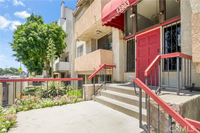 13903 Sherman Way, Van Nuys CA: https://media.crmls.org/medias/39b140be-f0e7-48e4-a1ea-09c47ba3a403.jpg