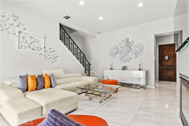 Detail Gallery Image 21 of 69 For 6920 Valmont #5,  Tujunga,  CA 91042 - 4 Beds | 3 Baths