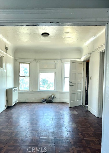 146 E 45th Street, Los Angeles CA: https://media.crmls.org/medias/39b46594-97fe-4180-b0c1-232e43e67b10.jpg