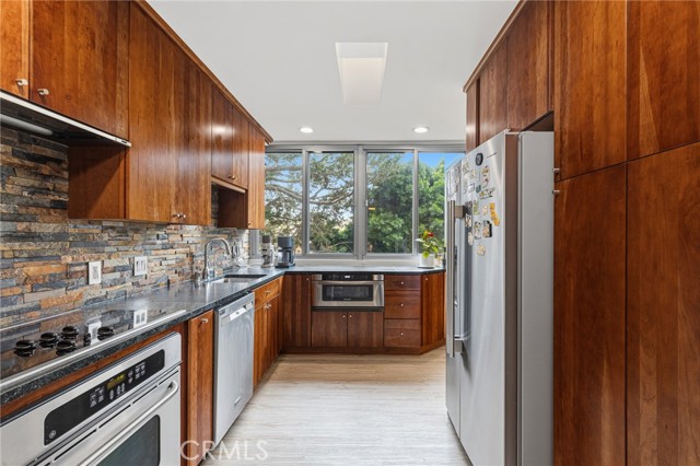 Detail Gallery Image 3 of 22 For 8701 Delgany, Playa Del Rey,  CA 90293 - 2 Beds | 2 Baths