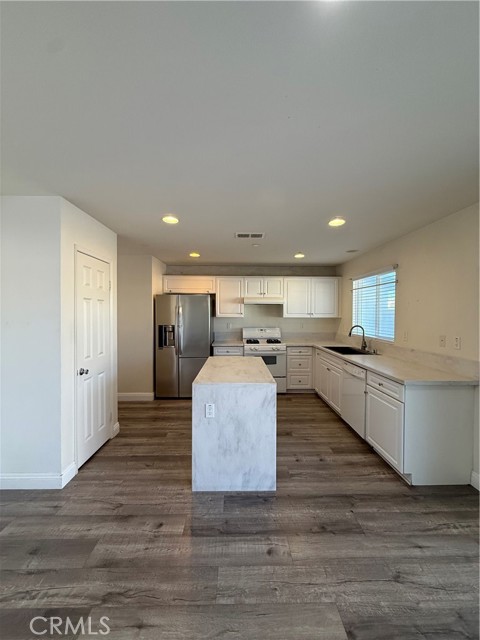 Detail Gallery Image 2 of 16 For 3447 White Sand Ct, Perris,  CA 92570 - 4 Beds | 2/1 Baths