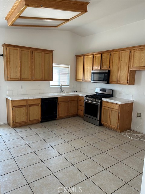 Detail Gallery Image 4 of 6 For 17012 Monaco Dr, Victorville,  CA 92395 - 3 Beds | 2 Baths
