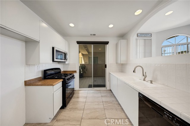 408 W Queen Street, Inglewood CA: https://media.crmls.org/medias/39ba18e6-cef2-4d61-b20c-1c7240020e33.jpg