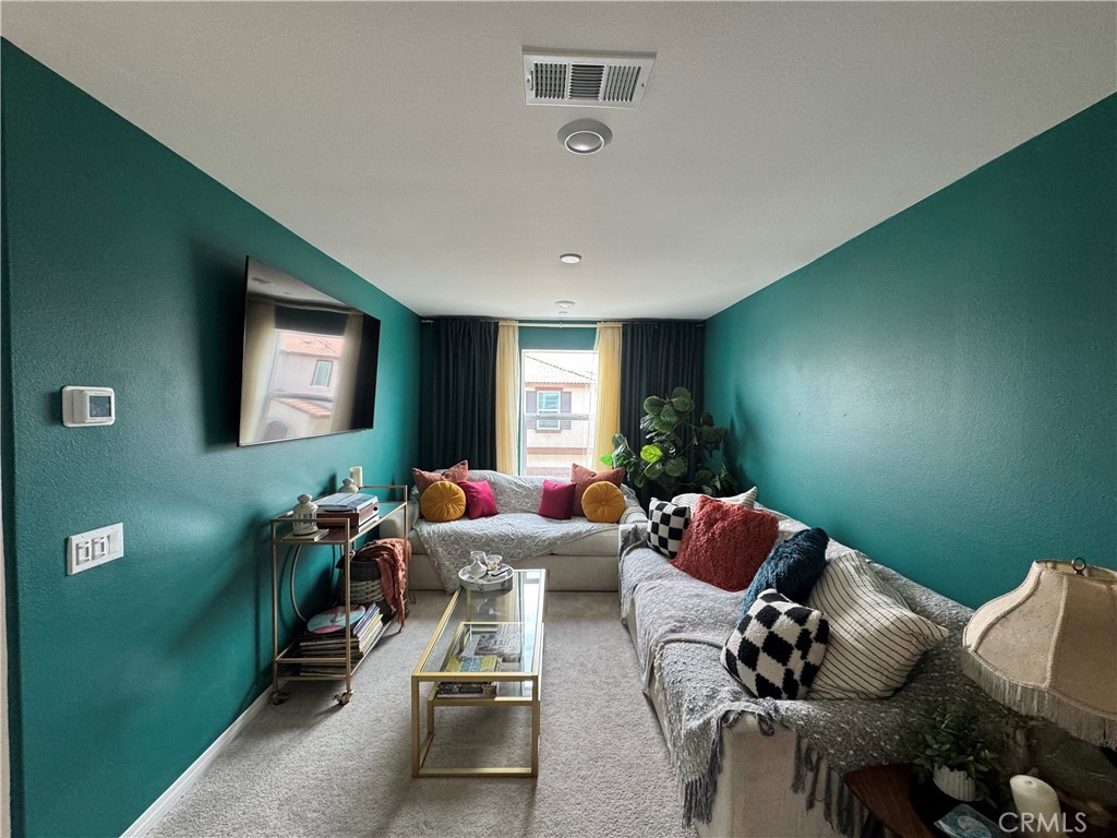 https://media.crmls.org/medias/39c2345a-8aac-45e7-9cae-6d30cef27028.jpg?preset=X-Large