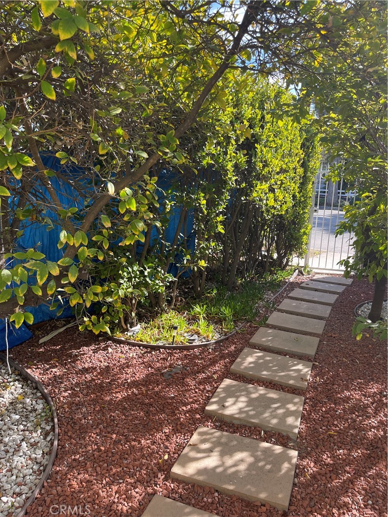 https://media.crmls.org/medias/39c6c86a-8f22-4b2d-8f28-acff97c91a81.jpg?preset=X-Large