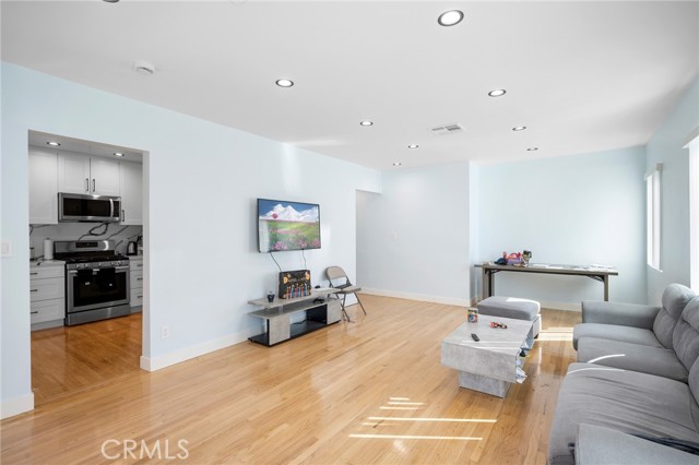 Detail Gallery Image 4 of 14 For 8210 Laurelgrove Ave, North Hollywood,  CA 91605 - 2 Beds | 1 Baths
