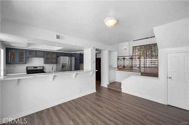 Detail Gallery Image 6 of 32 For 11954 Mayfield Ave #3,  Los Angeles,  CA 90049 - 2 Beds | 2/1 Baths