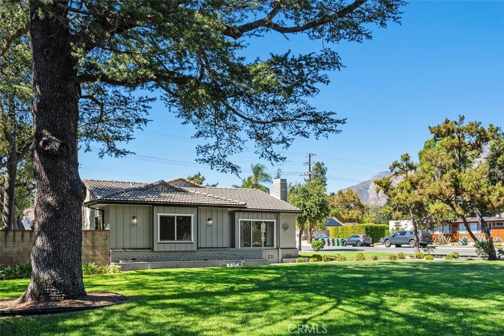 1141 Oakwood Drive — architectural residence