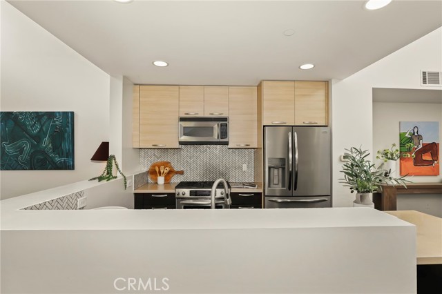 Detail Gallery Image 12 of 43 For 4005 Monroe St #8,  Los Angeles,  CA 90029 - 2 Beds | 2/1 Baths