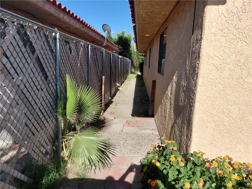 https://media.crmls.org/medias/39d564d9-2c6c-4d30-b41d-e07c312b43b6.jpg?preset=X-Large