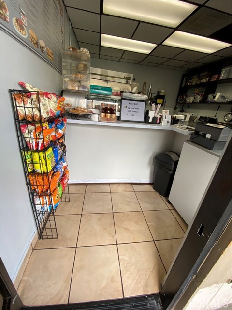 20301 Ventura Boulevard, Woodland Hills CA: https://media.crmls.org/medias/39d7c286-ca55-4e58-912c-2418b8024506.jpg