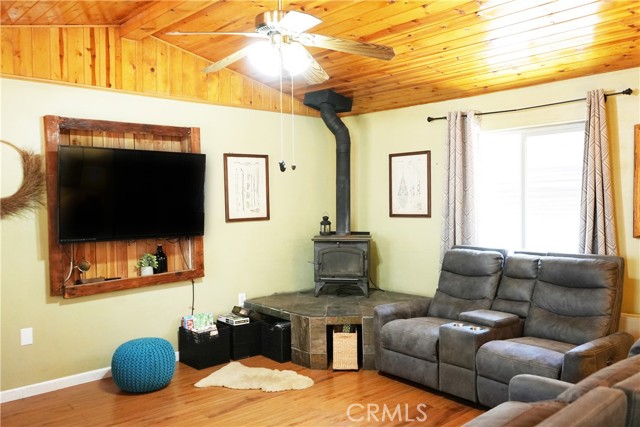 Detail Gallery Image 4 of 19 For 657 Moreno Ln, Sugarloaf,  CA 92386 - 2 Beds | 1 Baths